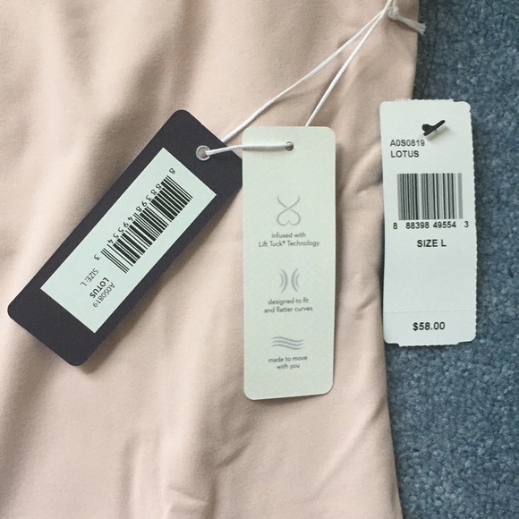 NWT NYDJ Slimming built in bra Top - Picture 5 of 5